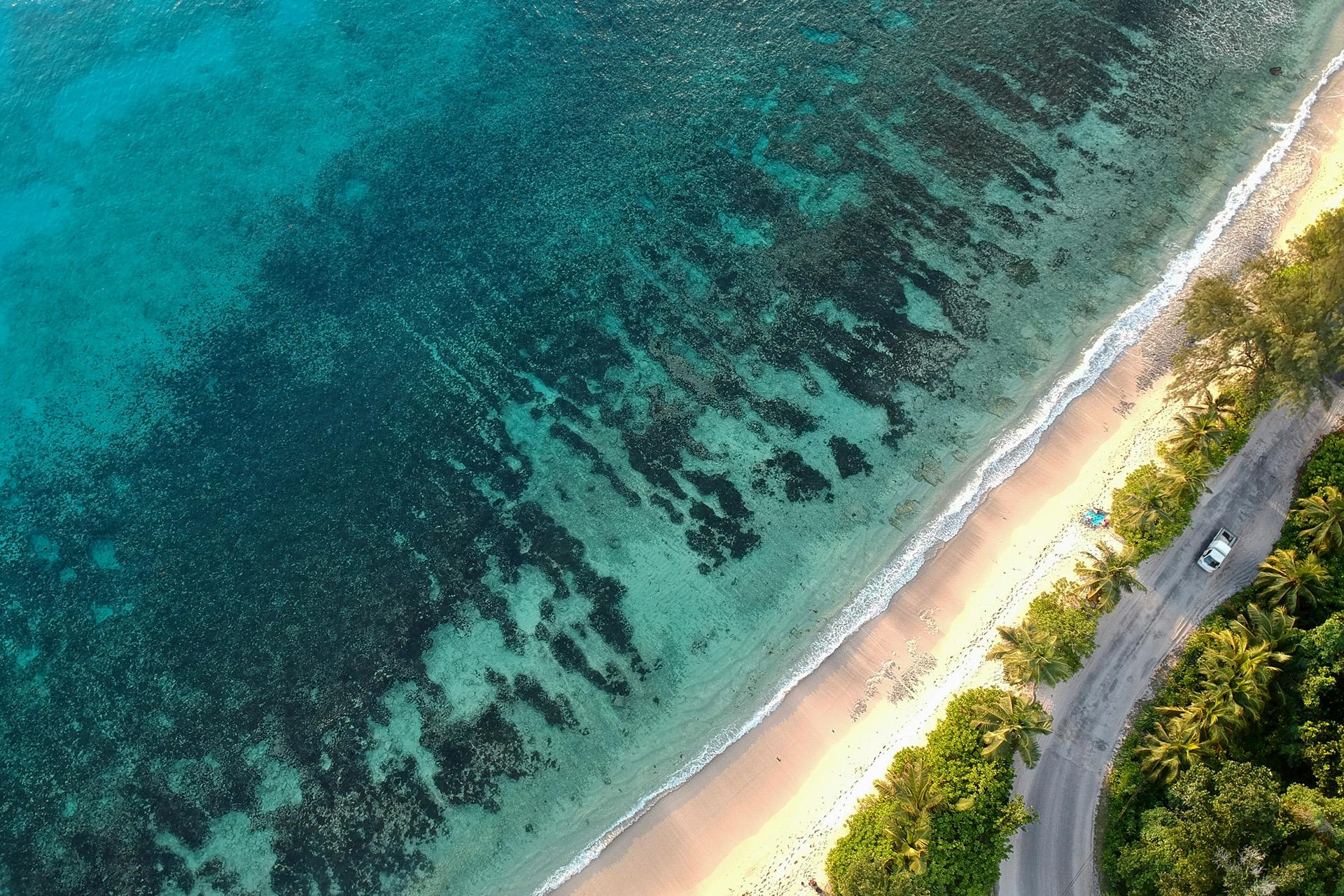 Берег острова&nbsp;Маэ