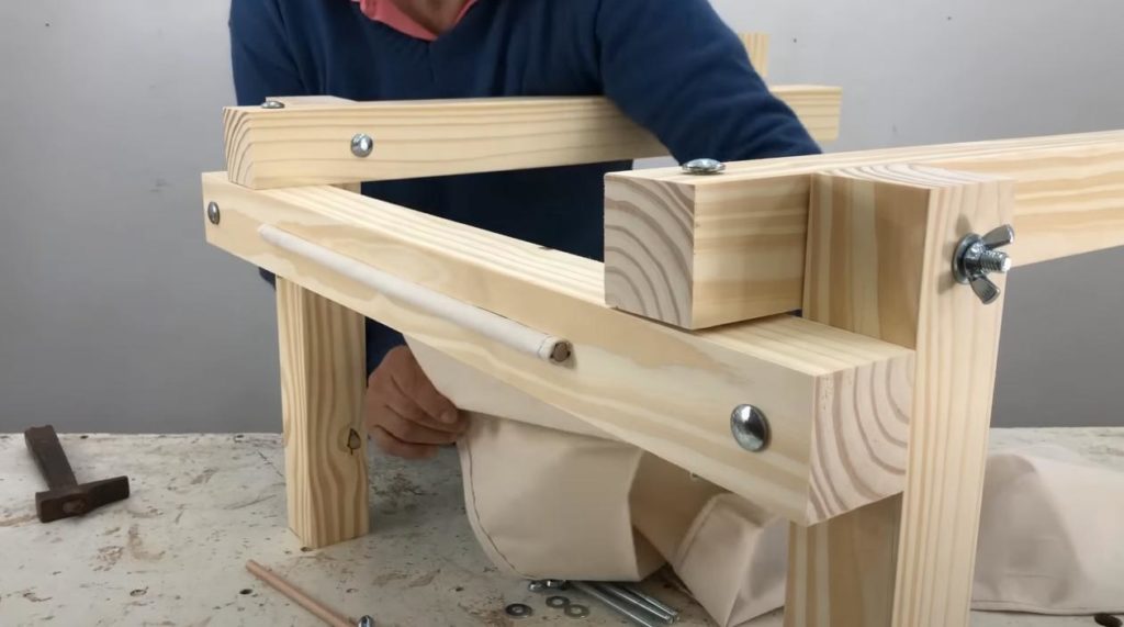Простой способ как сделать стул-кресло из деревянных брусков