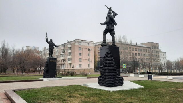 Запечатлённые в бронзе фигуры бойцов Великой Отечественной войны и ополченца Республики.