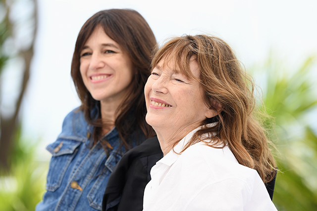 Канны-2021: Шарлотта Генсбур вместе со своей матерью Джейн Биркин на фотоколле фильма 