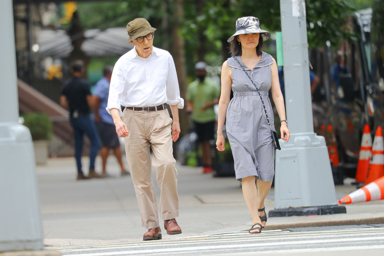 Редкий выход: Вуди Аллен и Сун-И Превин на прогулке в Нью-Йорке Звезды,Папарацци