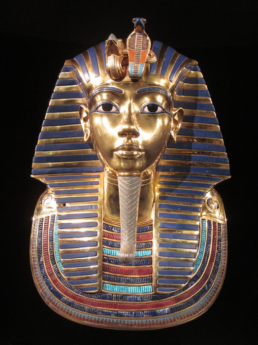 Маска Тутанхамона - из золота, украшенная самоцветами, - покрывала голову и грудь мумии фараона