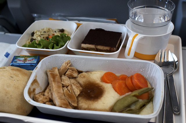 Сколько кормят в самолете. Еда в самолете. Питание в самолете Аэрофлот. Аэрофлот кухня. Кухня на самолете Аэрофлота.