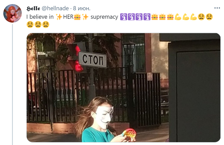 девочка в маске анонимуса