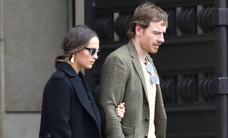 Париж для двоих: Алисия Викандер и Майкл Фассбендер на прогулке во Франции