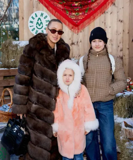 Анна Седокова с сыном, Тимур Родригез с Катей Кабак, Полина Аскери и Митя Фомин посетили светскую Масленицу в 