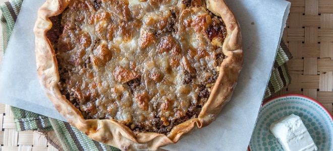 Пирог с фаршем в духовке - сытная выпечка и для перекуса, и для застолья Пирог с фаршем в духовке - сытная выпечка и для перекуса, и для застолья