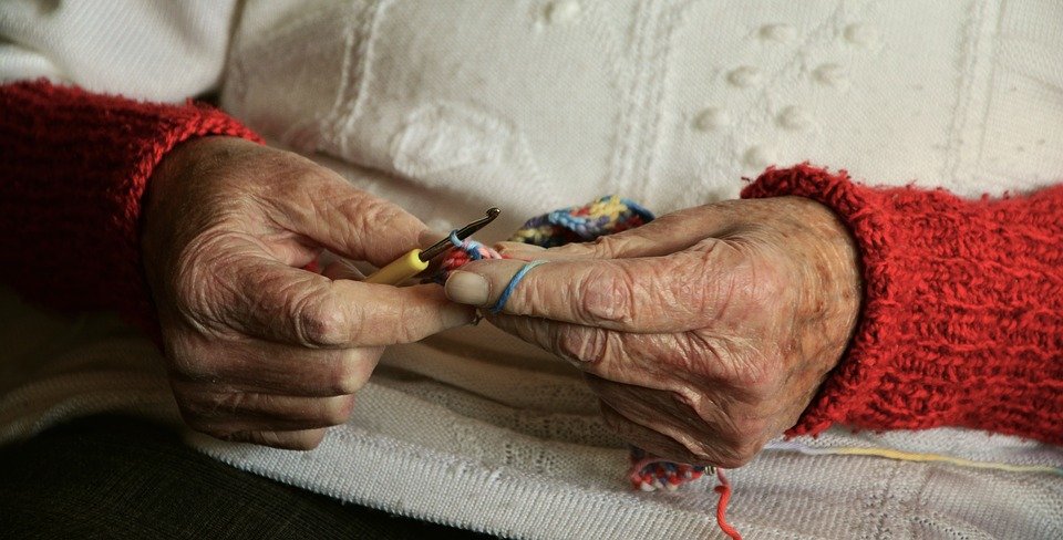 «Запах бабушки»: с чем связано появление старческого запаха и как с ним бороться возраст,запах,здоровье,красота,старость