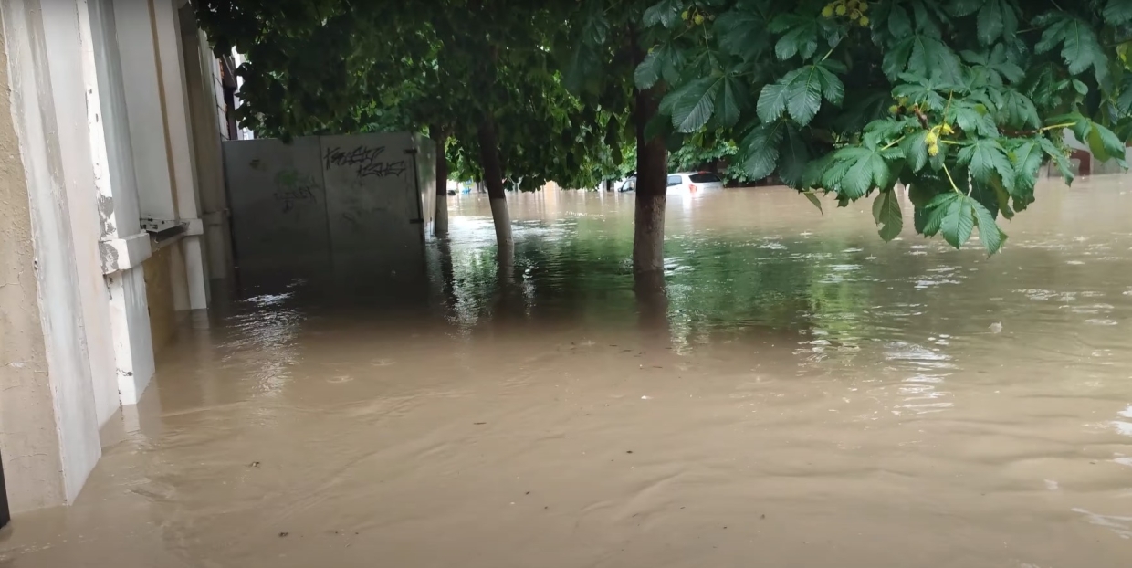 Почти два метра воды: жители Керчи рассказали о прорыве дамбы водохранилища