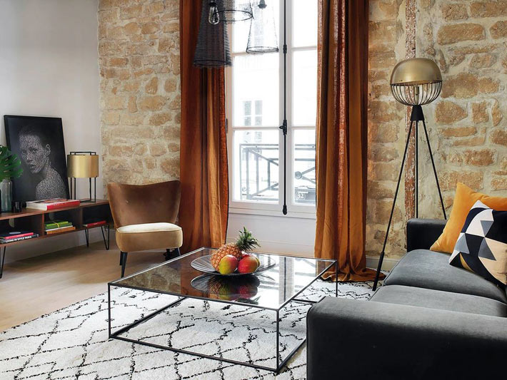 Небольшая квартира с атмосферой лофта в центре Парижа гостиной, Карсенти, спальней, очень, стиле, перегородка, линиями, которые, каменной, мебели, стены, акцентов, бархатом, яркими, штрихами, цветовых, горчичный, следует, отметить, элементами