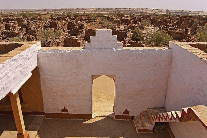 Таинственная деревня-призрак в Пакистане деревне, Kuldhara, деревни, жители, проклятой, Джайсалмер, смерти, Индии, Согласно, сооружения, назад, жителей, место, приходят, упадок, поселиться, домов, пустыне, привидениями, таинственные