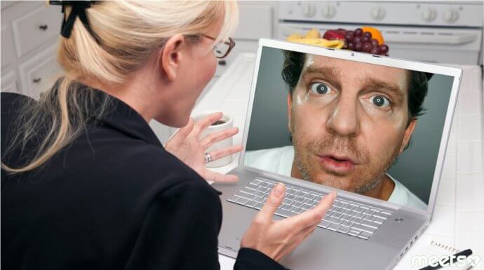 девушка общается с парнем по интернету