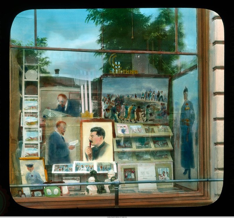 Витрина магазина с портретами Ленина и Сталина Бренсон ДеКу, кадр, люди, одесса, фото, фотограф