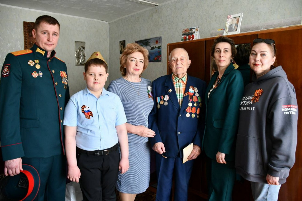 В Алтайском крае офицеры военной полиции ЦВО навестили ветеранов Великой Отечественной войны