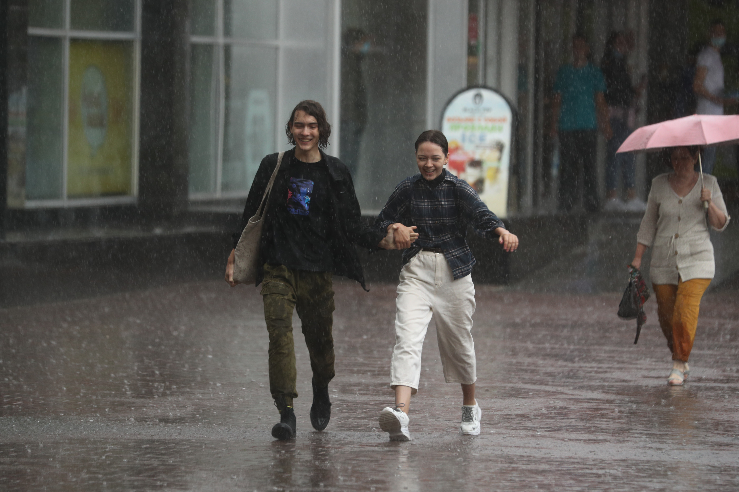 Сильный дождь. Пасмурный дождливый день. Который сейчас дождь. Послезавтра будет дождь. Сильный дождь.