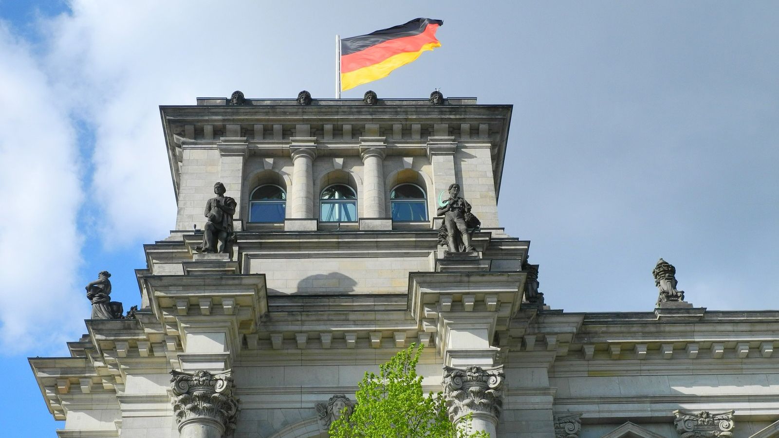 Германия официально объявила о прекращении работы четырех консульств России