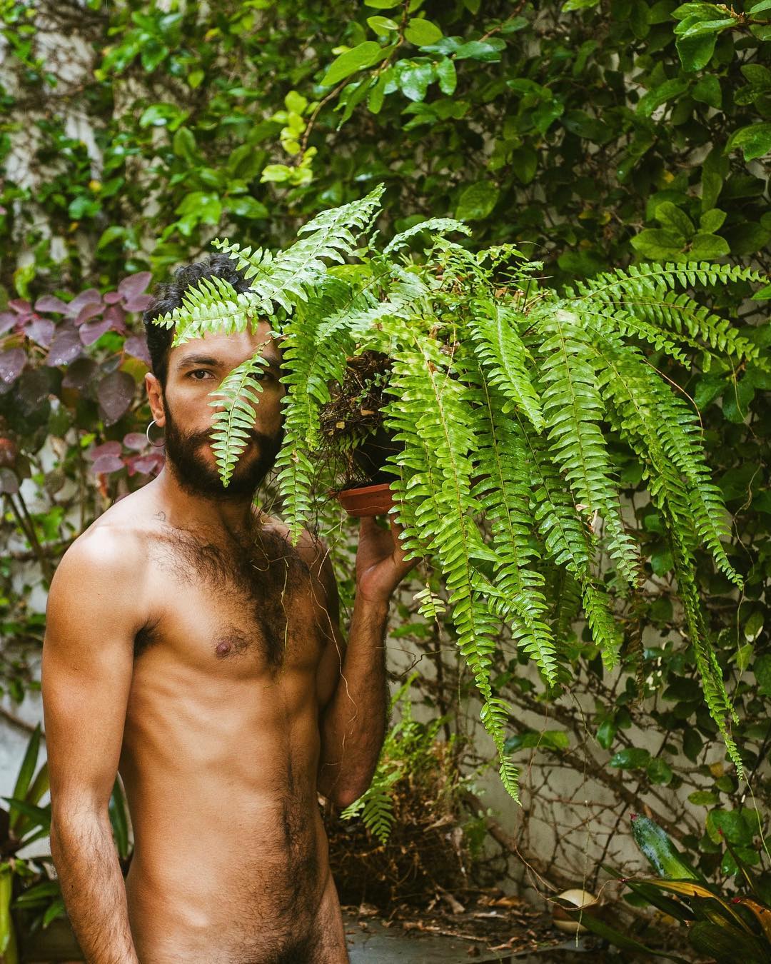 Популярный Instagram-аккаунт «Boys with Plants», где полуголые мужчины позируют с растениями 