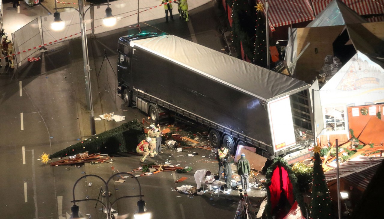 <p>Теракт на рождественском базаре на Брайтшайдплац в Берлине произошёл вечером 19 декабря 2016 года.</p>