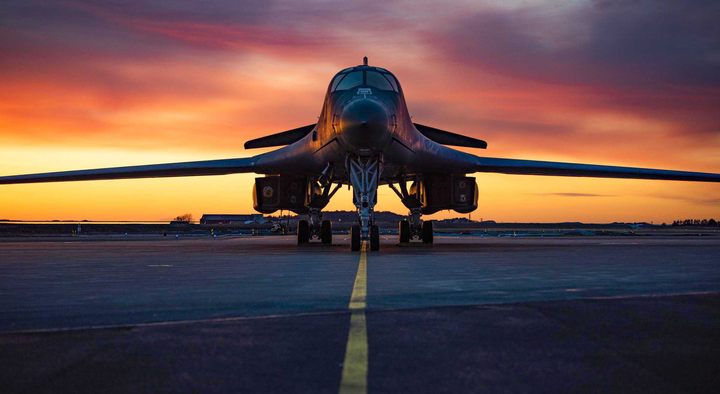На фото: B-1B Lancer ВВС США из 9-й экспедиционной бомбардировочной эскадрильи на линии полета на станции ВВС Орланд, Норвегия