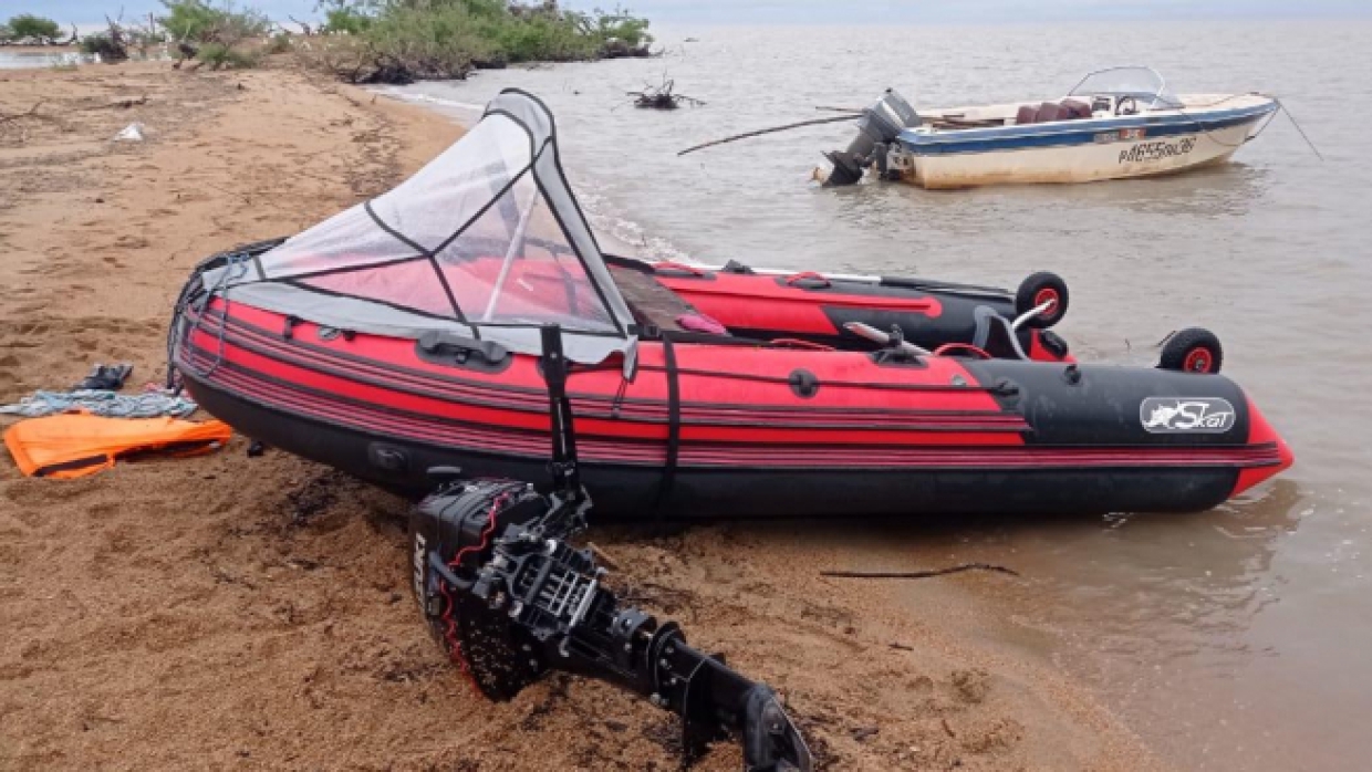 Трехлетнего мальчика рядом с пустой лодкой на озере в Приморье спас майор полиции