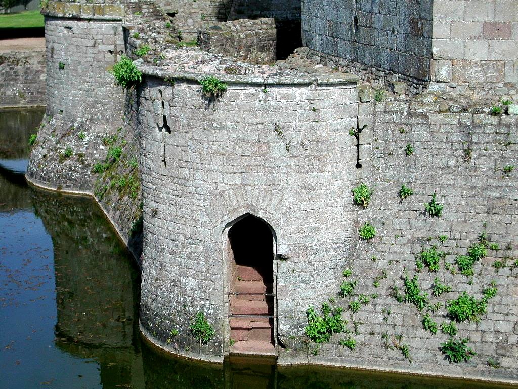 Castle well castle well. Замок Раглан архитектура.