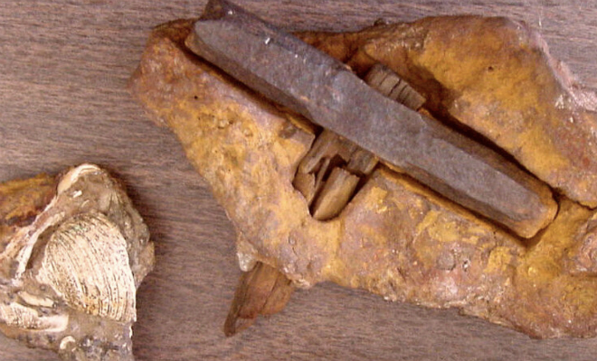 В 1936 археологи нашли в земле молоток внутри камня. Новый анализ показал, что породе 400 миллионов лет и ее не трогали