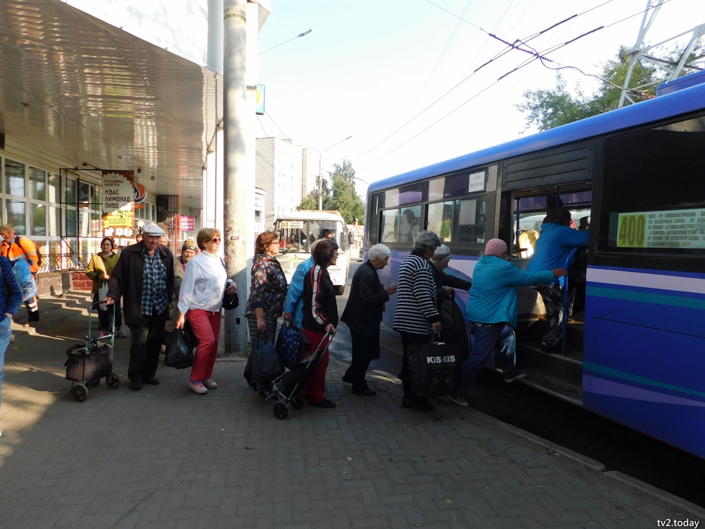 Второе очередь. Очередь на остановке. Очередь на автобусной остановке. Очередь на автобус. Очередь на маршрутку.