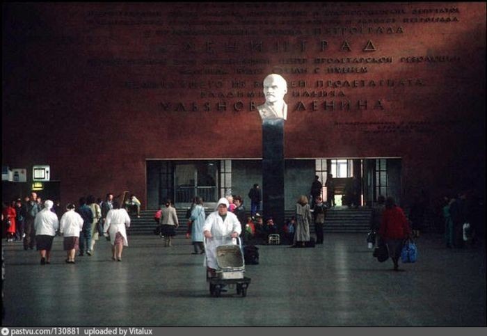 Последние деньки Ленина на Московском вокзале в Питере. В 1993 году его заменили на Петра I. история, факты, фото