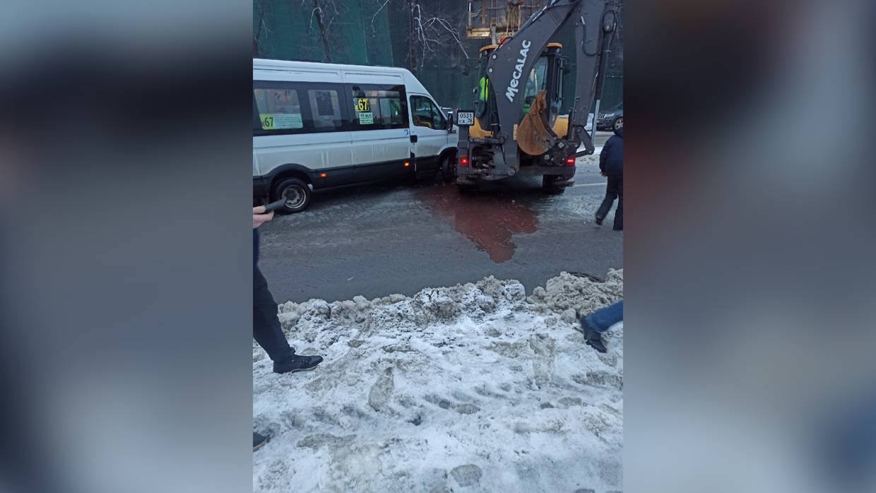 Трактор, столкнувшийся с маршруткой в Петербурге, мог работать с нарушением ПДД