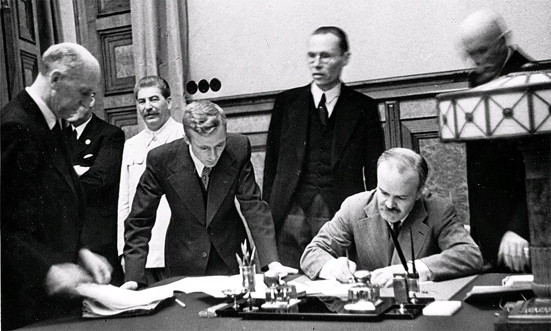 Август 1939 года, подписание документов пакта Молотова - Риббентропа в Москве. Фото: GLOBAL LOOK PRESS