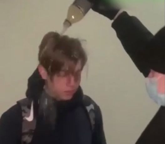 Руслан Ляпин: Награда нашла героя!: помочившегося на дедушку заставили извиняться и облили мочой