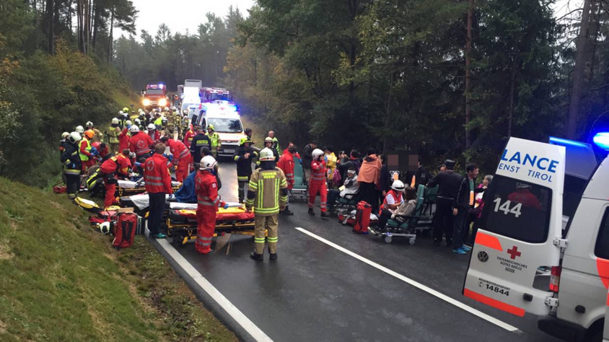 Тринадцать человек пропали без вести после падения автобуса в реку в Китае