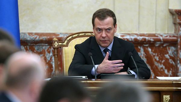 Медведев поручил готовить школы и детсады к переходу на "семейный график" детсады,Медведев,общество,россияне,семейный график,школа