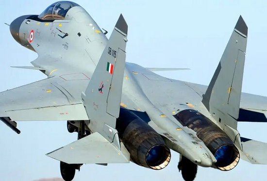 Индия крупнейший заказчик иностранной военной техники, в том числе и российской. За индийский рынок борются крупнейшие страны мира, причем не всегда честно.-3