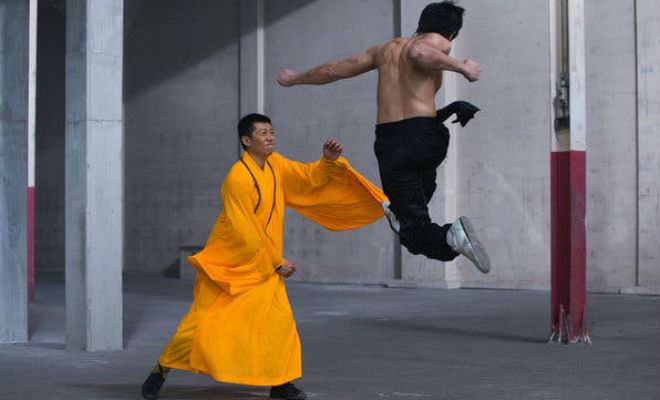 Монах пришел сдавать испытание в мастера Шаолиня: тест силы сняли на камеру