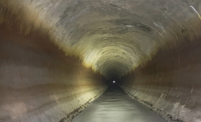 Подземный тоннель посреди казахской степи. Вход выглядел небольшим, но спуск увел людей на километр вниз: видео
