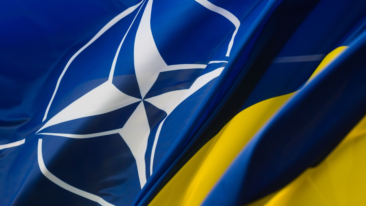 Запад обещает Украине базы НАТО, попутно навязывая Киеву военное старье