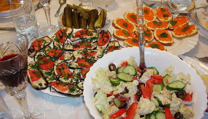 Советские новогодние блюда, которые раньше готовили к столу, а в наши дни о них позабыли салат, хозяйки, очень, блюдо, сегодня, Салат, закуска, которые, холодца, можно, бутерброды, шпротами, салата, приготовления, блюда, кулинарные, праздничных, советских, крабов, готовят