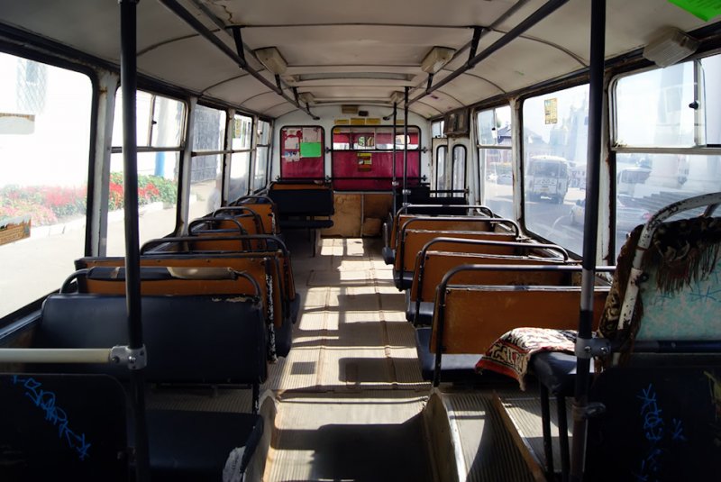 Салон отделан материалами попроще, чем в настоящих ликинских 677х автобус, лиаз, общественный транспорт