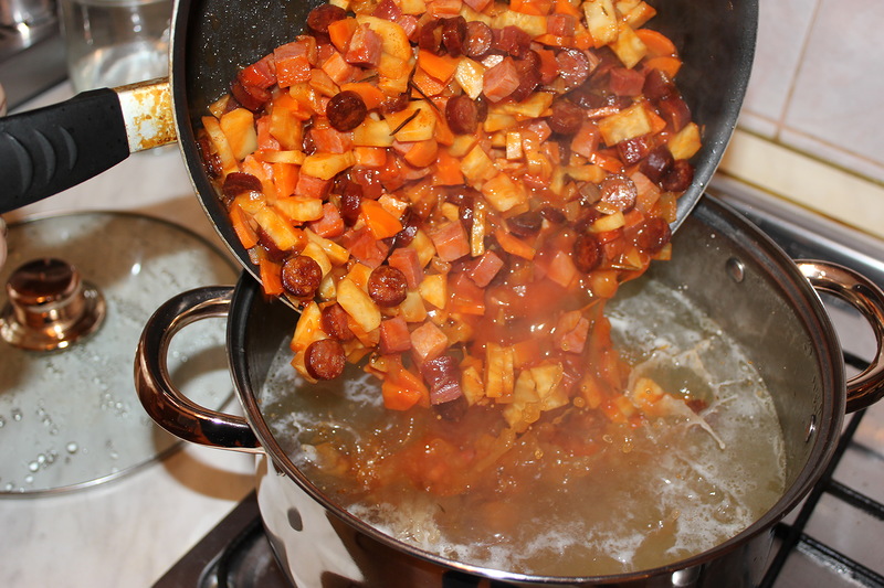 Приготовленные из него получаются. Тесто на дрожжах. Приготовленные из него получаются. Еда в сковороде. Готовит немка.