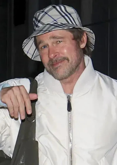 Брэда Питта и его возлюбленную Инес де Рамон засняли в Греции Рамон, время, слухи, отношения, актёра, самого, инсайдеров, словам, менее, опровергали, представители, однако, свадьбу, сыграть, готовится, несколько, возникали, РамонРанее, спустя, публике