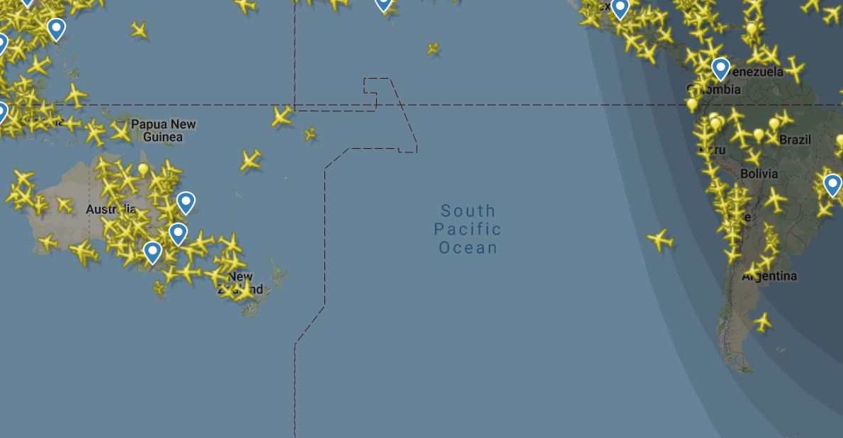 Слепая зона flightradar24 над Тихим Океаном — просто в той области нет приемником ADS-B.