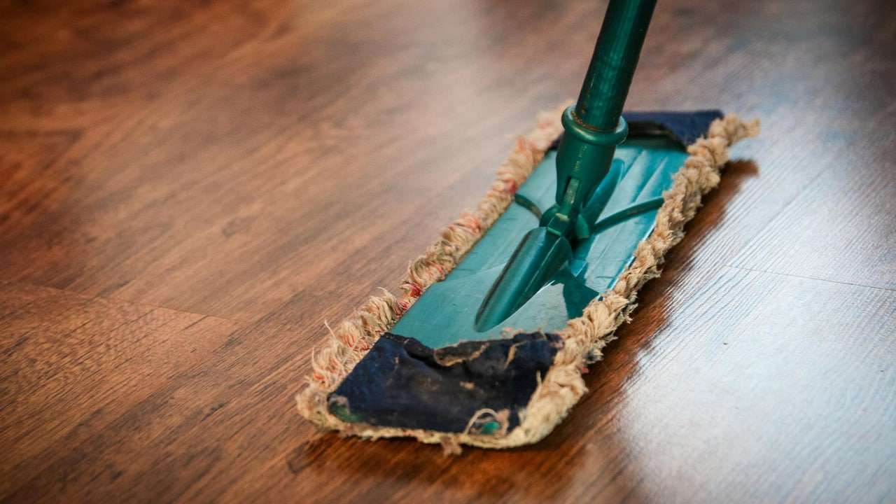 Приметы запрещают мыть пол в доме и шить 28 мая