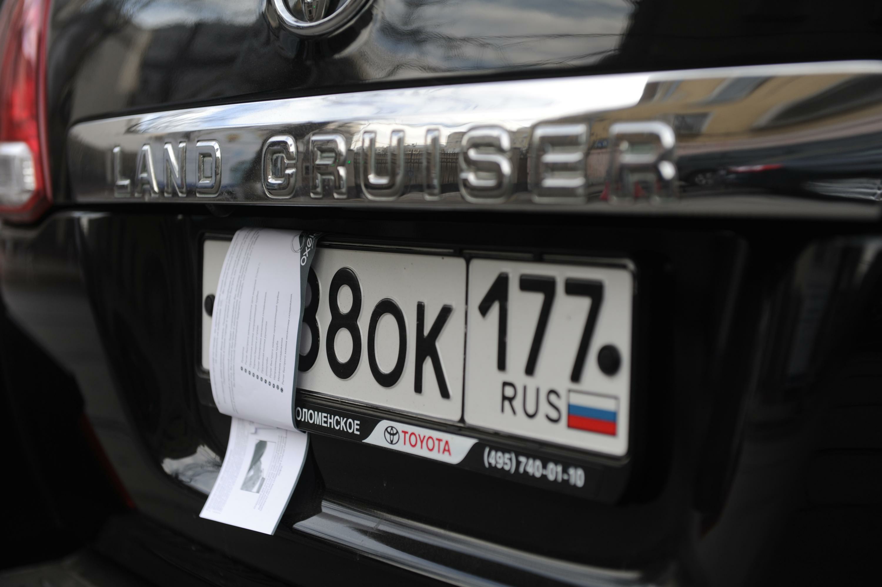 Флаг России на номерах автомобилей станет обязательным. Депутат Хинштейн назвал тех, кого новшество не коснётся