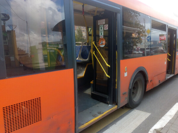 В автобусе: три бабушки и девушка в наушниках