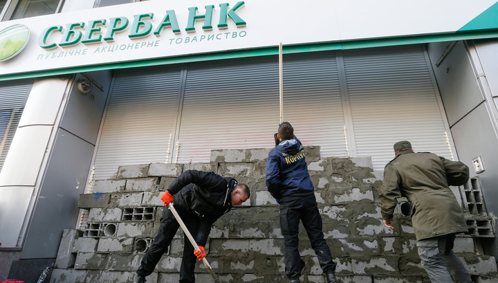 За полгода украинцы забрали из российских банков 1 миллиард гривен