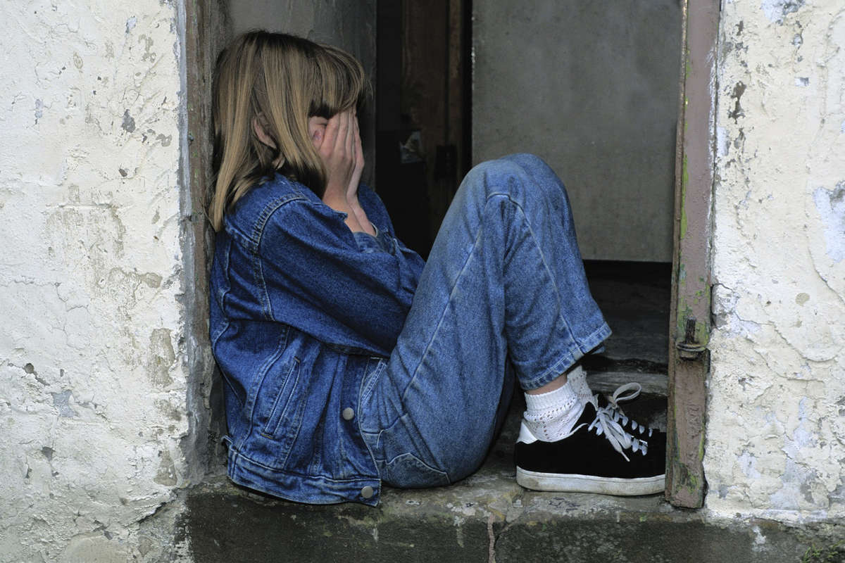 Папа и сын. Достойный отец. Детям о папе. Молодой и взрослый человек. Папа с дочкой со спины.