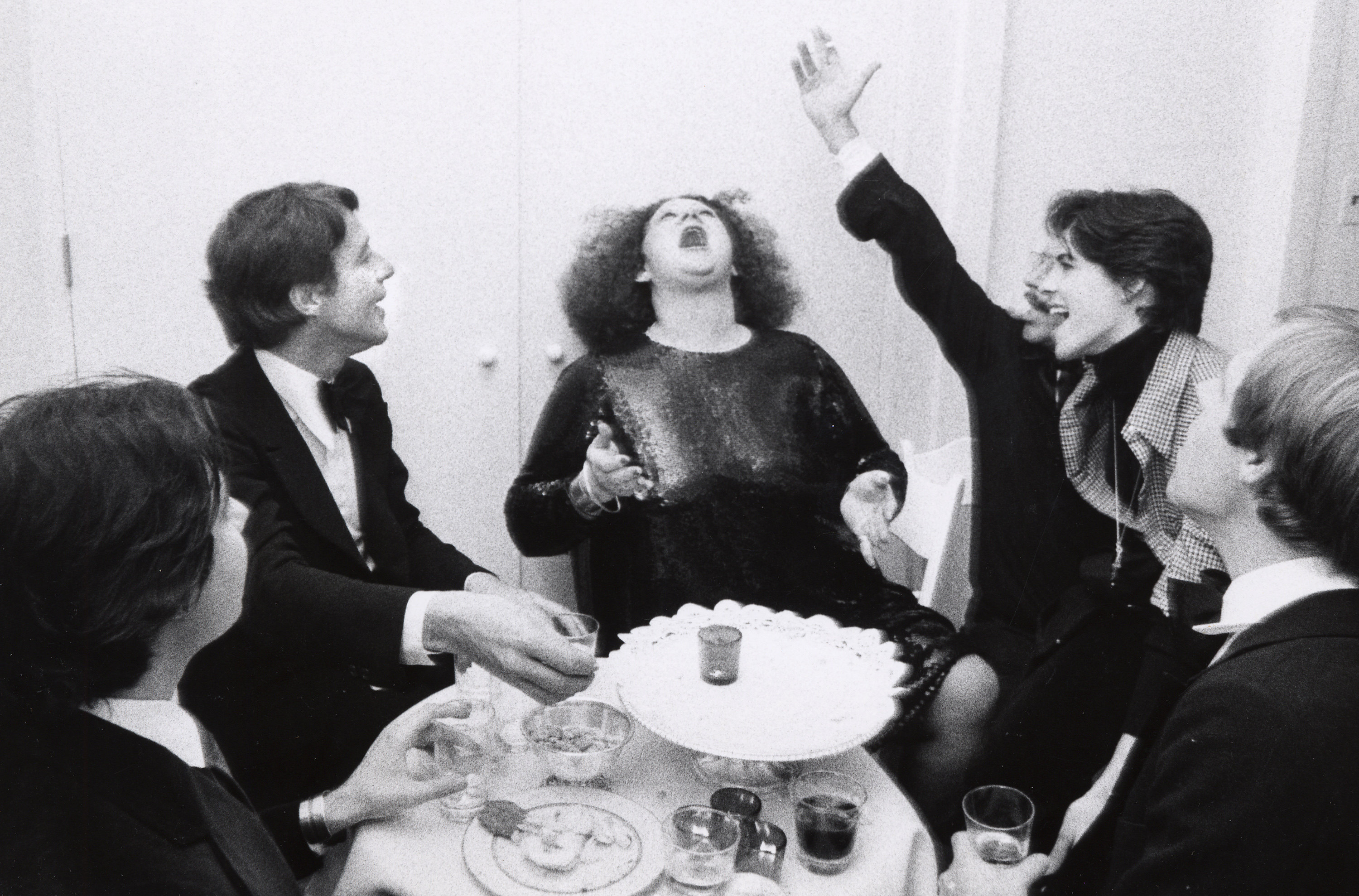 Рой Холстон и Пэт Эст с гостями на вечеринке, 1972