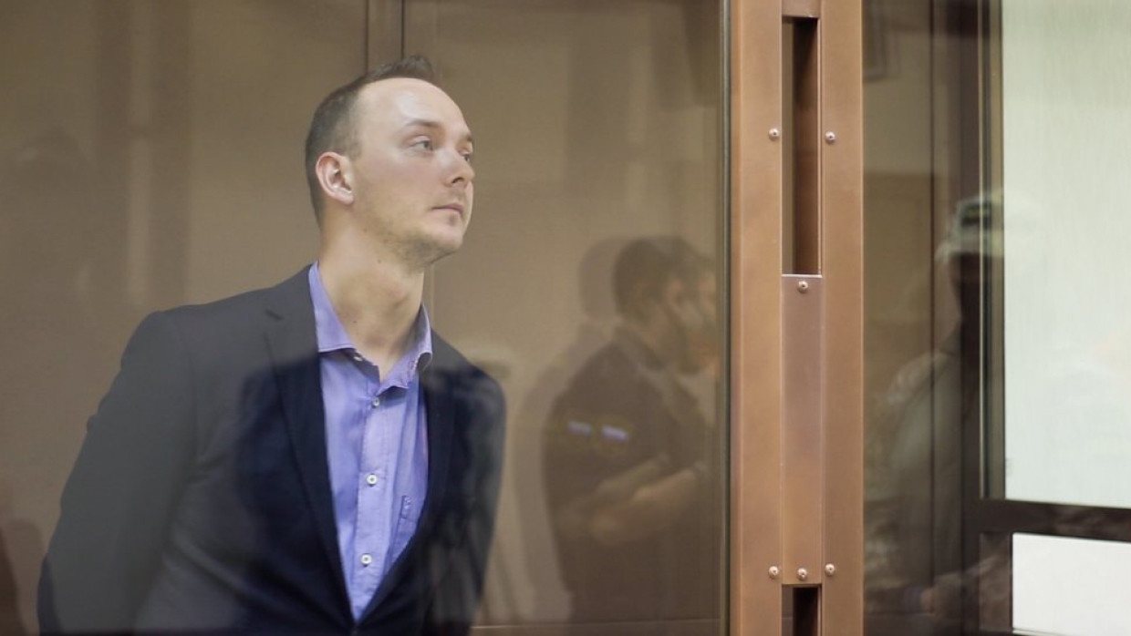 Суд признал законным продление ареста экс-журналисту Сафронову