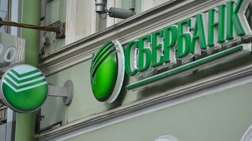 Стало известно, когда будут возвращены деньги после ошибочных списаний с карт Сбербанка